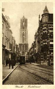 601222 Gezicht in de Zadelstraat te Utrecht, met op de achtergrond de Domtoren.